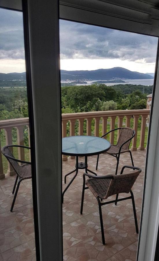 Apartmani Popovic V&A Tivat Exteriör bild