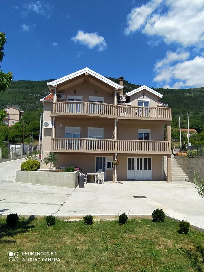 Apartmani Popovic V&A Tivat Exteriör bild