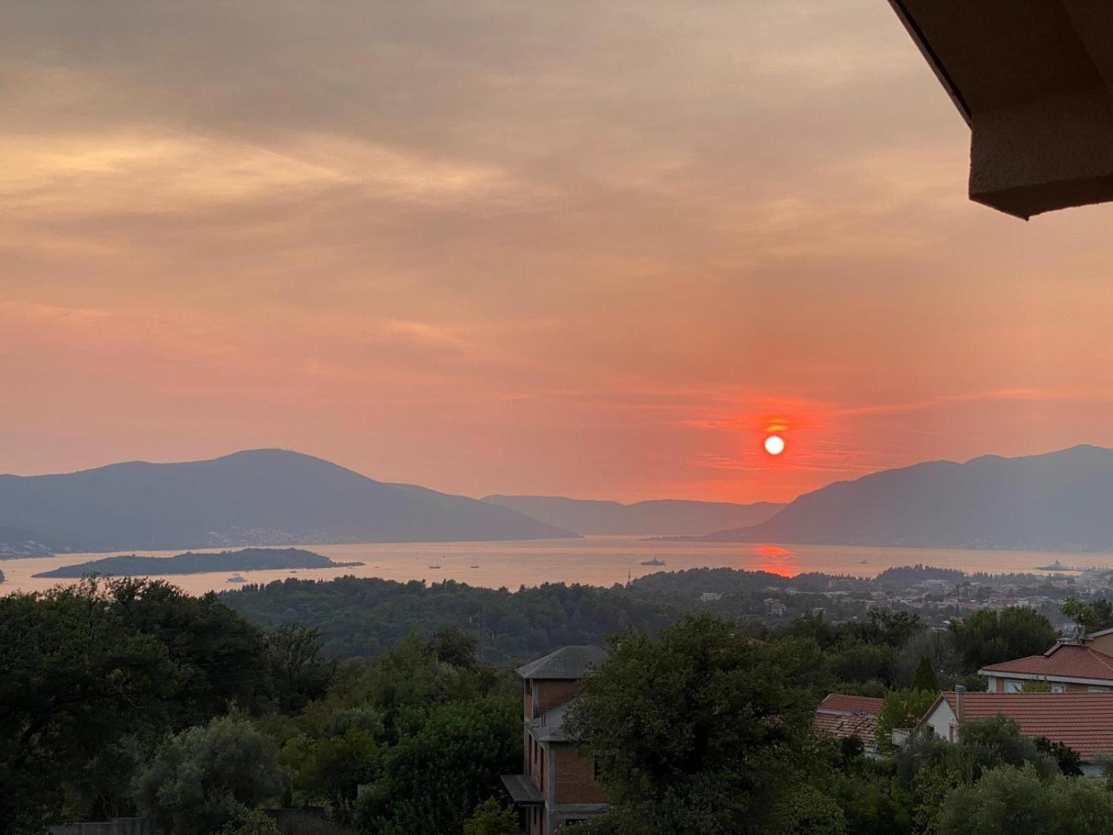 Apartmani Popovic V&A Tivat Exteriör bild